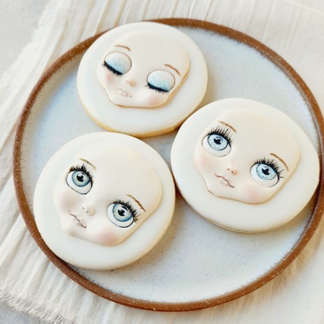 Clase de cookies decoradas con glasé: rostro con pestañas comestibles