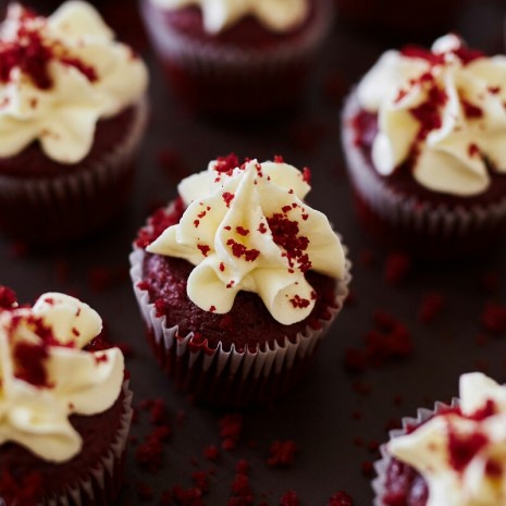 Clase de cookies Dubái, cupcakes red velvet y alfajores de limón con Briseida y Naarden